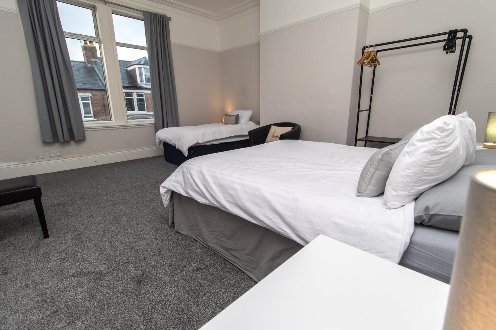 Dwellcome Home Ltd 4 King Bedroom Townhouse, Free Parking, Fast Wifi, Fully Equipped Kitchen, 15 Min Drive To Nissan, 20 Min To Newcastle Sunderland, Ideal For Long Term Contractor Etc Stays, Regular Housekeeping Option - See Our Site For Assurance South Shields Bagian luar foto